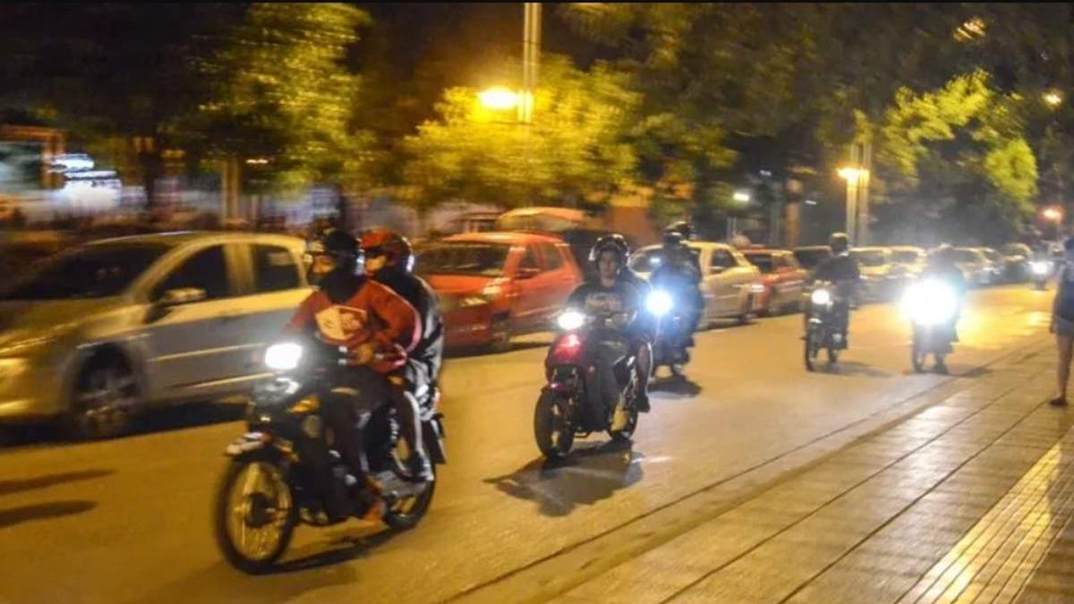 Vecinos de la Isla 132 se quejan por la gran cantidad de motos y autos que concurren al lugar. Fuente: (Facebook)