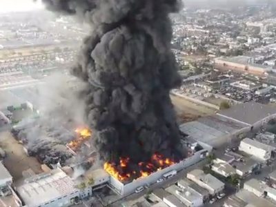 Un incendio arrasó con una fábrica de colchones en Tijuana (Videos)