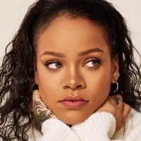 Rihanna luce como un ángel con un vestido blanco que... ¡wow, deslumbrante!