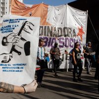 A 22 años del estallido social que terminó con el gobierno de De la Rúa, marcharon contra Milei