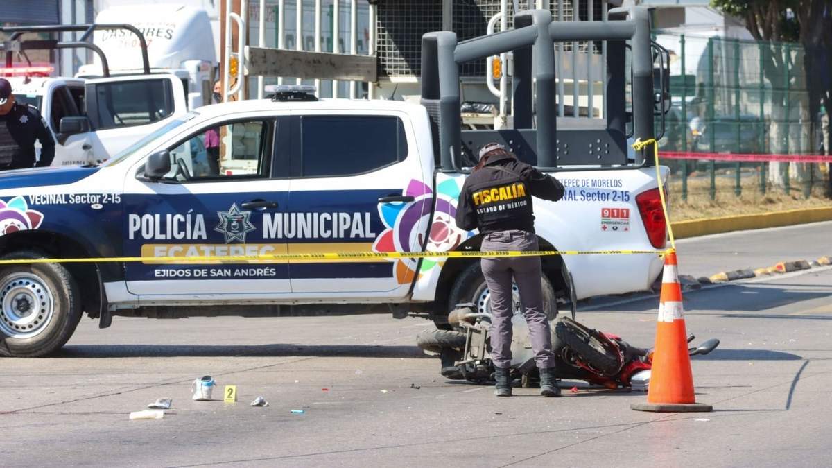 Un elemento de la Fiscalía de Edomex observa la motocicleta. Al fondo, el camión de la Guardia Nacional