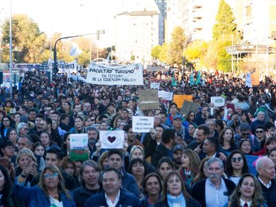 Multitudinaria marcha universitaria colmó las calles del centro de Neuquén