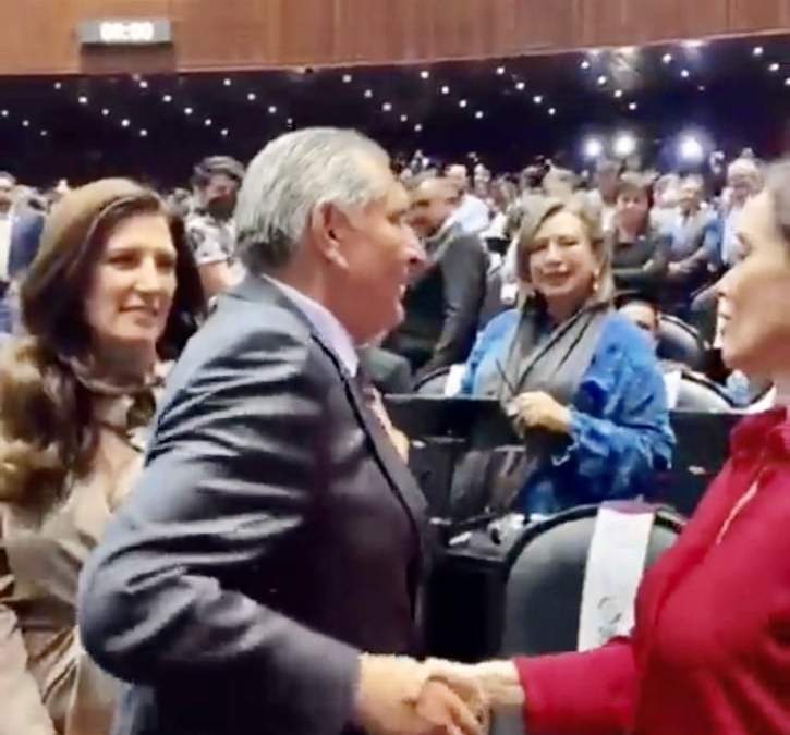 El momento en el que Lilly Téllez increpa a Adán Augusto López. Observan Kenia López y Xóchitl Gálvez