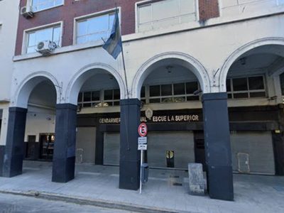 Tres heridos y más de 300 evacuados por explosión de artefacto en sede de policía militar argentina