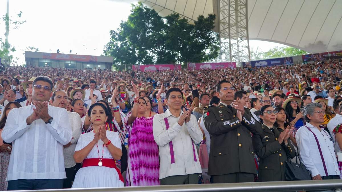 El gobernador de Oaxaca, Salomón Jara en la Guelaguetza