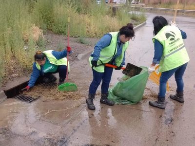 La ciudad profundizó los operativos de limpieza del sistema pluvial para prevenir anegamientos en días de lluvia
