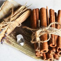 No gastés fortuna en inciensos o sahumerios: prepará este casero de canela en pocos pasos