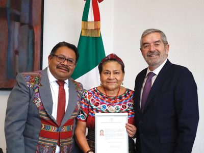 Rigoberta Menchú, premio Nobel de la Paz, recibe la nacionalidad mexicana