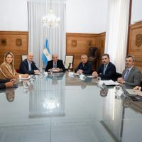 Cornejo viajó a Buenos Aires para participar del Consejo de Mayo