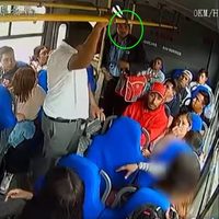 Chofer defiende a mujer de presunto acosador en un autobus del Edomex (Video)