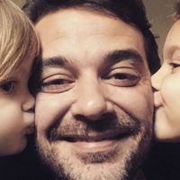 ¡Reirás a carcajadas! Pedro Alfonso en un divertido video enseña a su hijo a cambiar pañales ¿Lo log