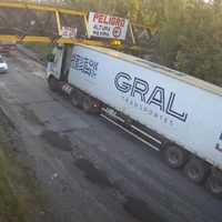 Reclaman medidas urgentes para evitar choques de camiones en el puente que afecta al Tren del Valle