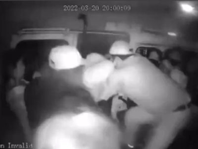 Asaltantes balean combi tras ser bajados a la fuerza por pasajeros en Puebla (Video)