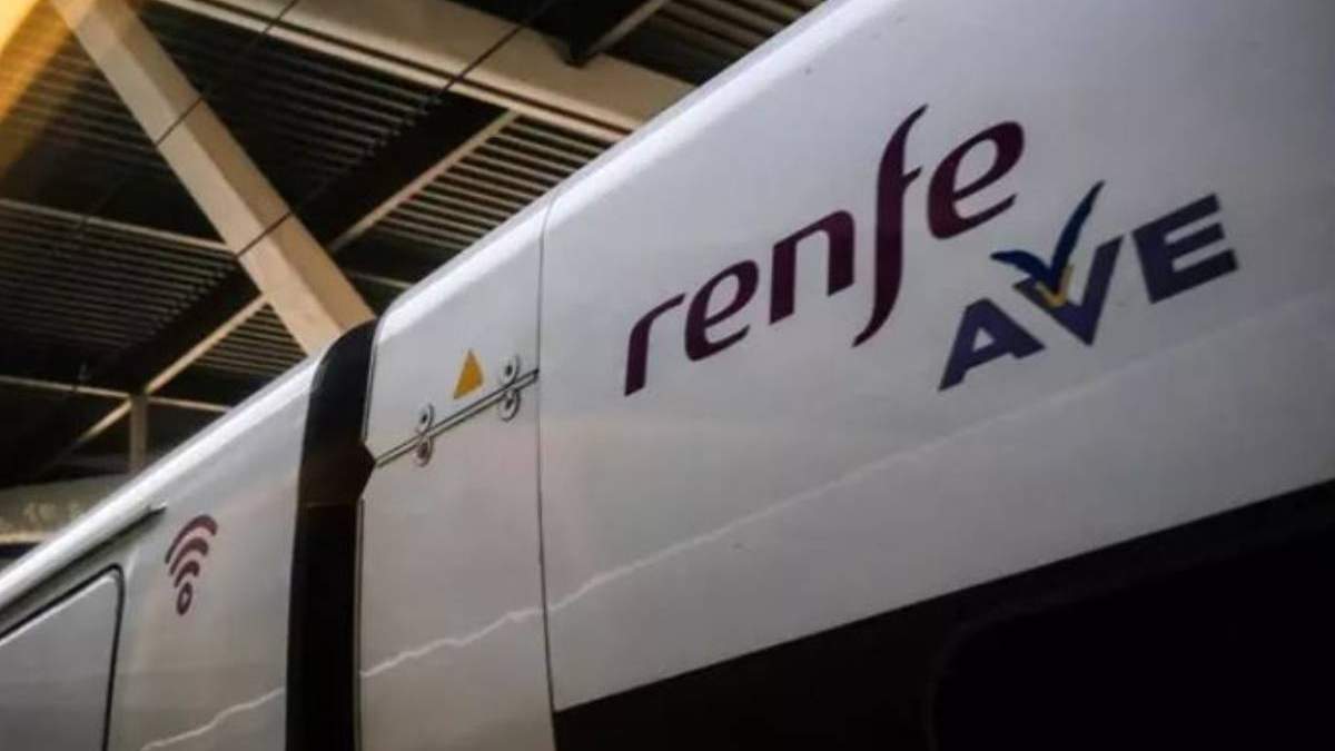 Vagón de un tren AVE de Renfe en las vías de la Estación de Atocha, en Madrid, España