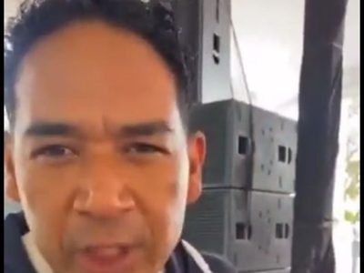 Alcalde de Tepeaca insulta a público y prensa durante transmisión en vivo