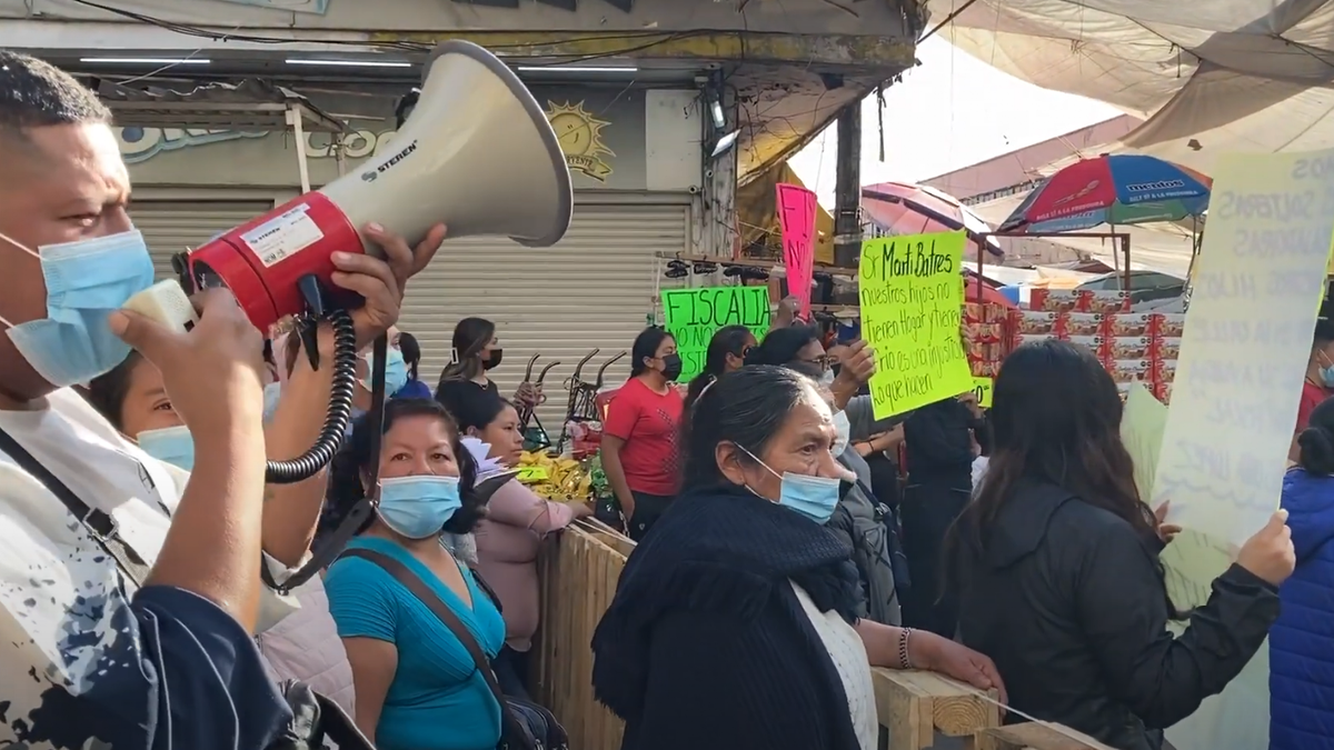En la imagen, víctimas de despojo en el corazón de La Merced
