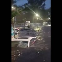 Intensa lluvia deja decenas de vehículos bajo el agua y personas atrapadas en Jalisco (Videos)