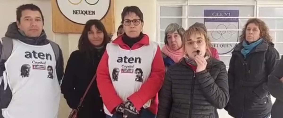 ATEN Capital junto a la docente y directora del CEF 1. Fuente: (Facebook)