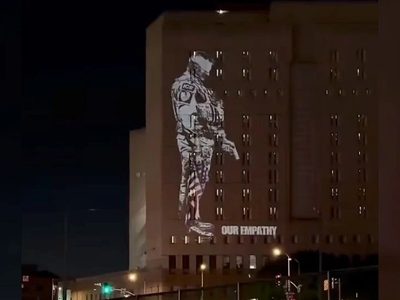 Proyectan mensaje de protesta contra ICE en un centro de detención de Los Ángeles