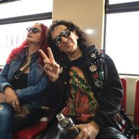 Alex Lora sorprende a usuarios del Tren Suburbano con "palomazo"
