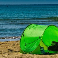 Cierran el hotel Camarena en Acapulco; turistas no podrán acampar en la playa