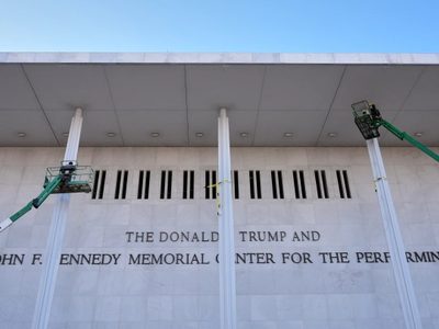 Centro Kennedy añadió el nombre de Trump al monumento que el Congreso creó para John F. Kennedy