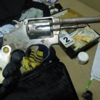 Allanamientos en Cutral Co: secuestraron armas, droga y un auto por un ataque del 8 de mayo