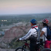 Pedaleá bajo las estrellas: descubrí la experiencia nocturna perfecta para disfrutar de Neuquén