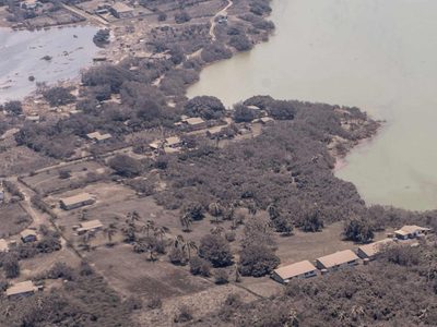 Se conocieron las primeras imágenes de Tonga bajo las cenizas y las primeras víctimas del tsunami