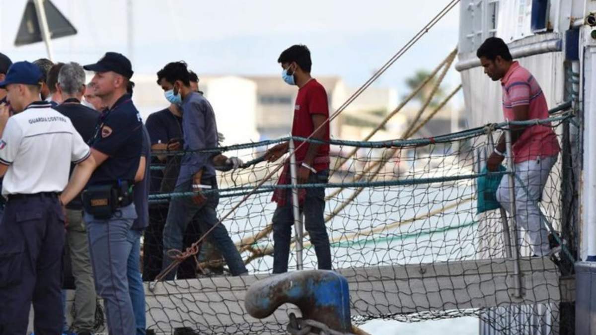 La embarcación viajaba frente a las costas de la isla italiana de Lampedusa