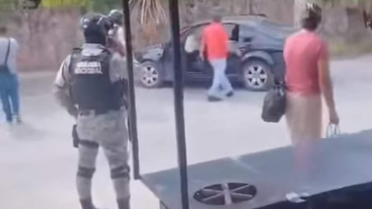 El vehículo en el que viajaban los reporteros