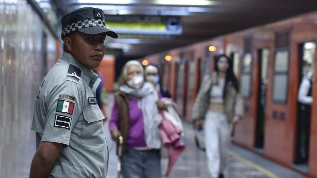 Un elemento de la Guardia Nacional en el Metro