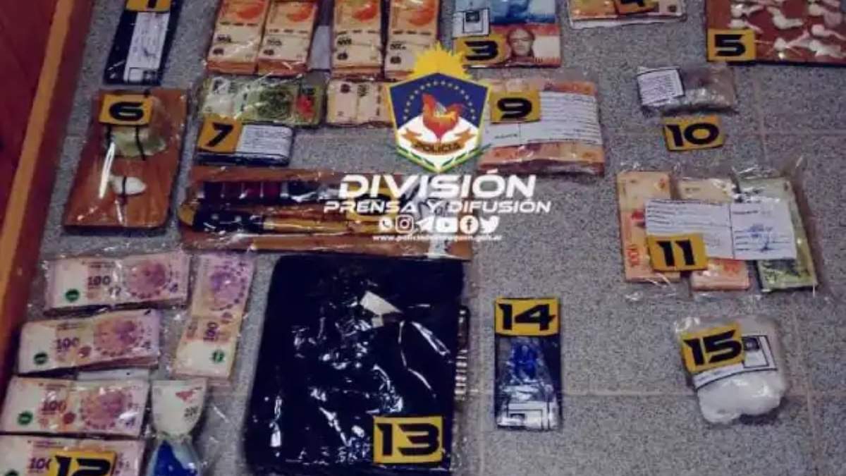 Drogas y dinero efectivo, el resultado de los allanamientos en Cutral Co. Fuente: (Policía de Neuquén)