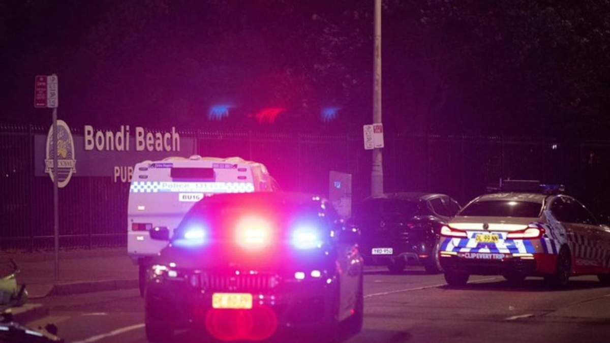 Policía en la playa de Bondi, en Sídney (Australia)