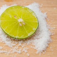 El poderoso ritual del limón con azúcar para abrir tus caminos a la abundancia: qué día tenés que hacerlo