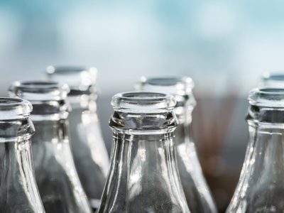 Guardá las botellas de vidrio que hagan juego: así podés reutilizarlas como contenedores de alimentos