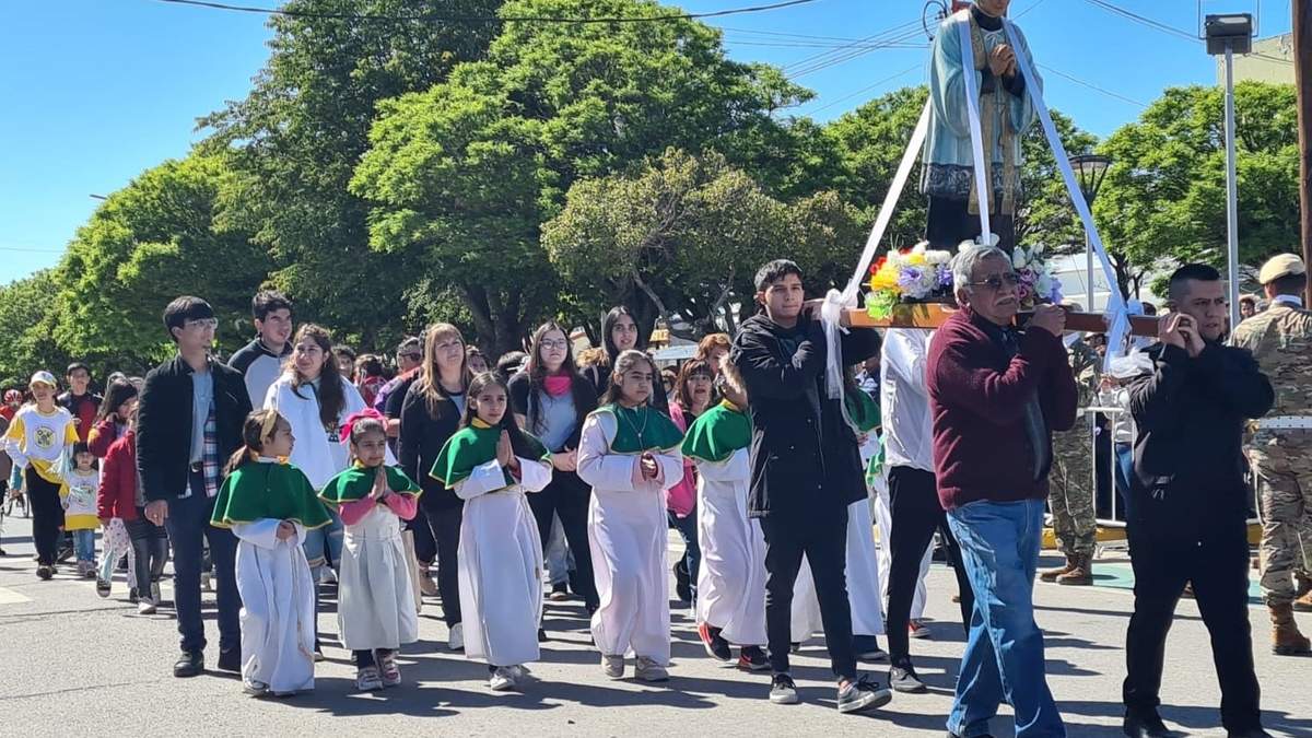 Desfile aniversario. Fuente: (Facebook)