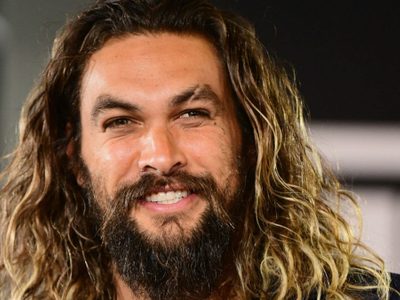 ¡Sin nada! Aquí está el momento en el que Jason Momoa dejó al aire sus músculos en los Globos de Oro