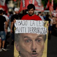 Burócratas anuncian huelga en Argentina; el gobierno anuncia más despidos