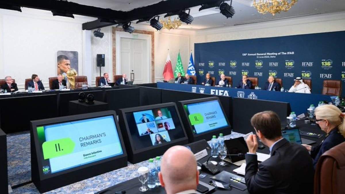 La IFAB y FIFA aprobaron que haya cinco cambios de manera permanente