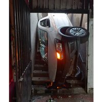 Conductor pierde el control de camioneta, vuelca y cae a paso a desnivel en Tlalpan