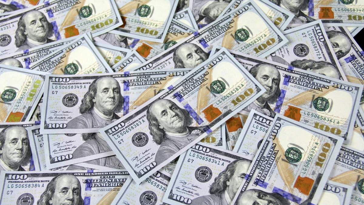 Billetes de dólar en circulación: los egresos de argentinos en divisas superaron los USD 5.600 millones en julio.