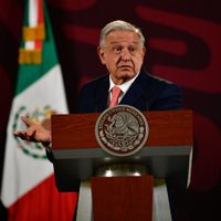 López Dóriga criticándome porque le di un beso a un señor vestido de mujer: AMLO