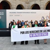 AMLO pide posponer el debate sobre el aborto; mujeres le recriminan (Video)