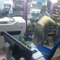 Mujeres golpean y roban a empleada de una papelería en Coyoacán (Video)