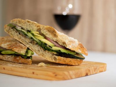 Para hacer en casa: maridaje de vinos y sandwiches