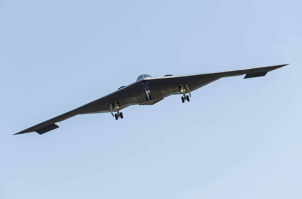 En esta imagen proporcionada por la Fuerza Aérea de Estados Unidos, un B-2 Spirit regresa a la Base Aérea Whiteman, Missouri, desde un despliegue en Diego García, el 9 de mayo de 2025