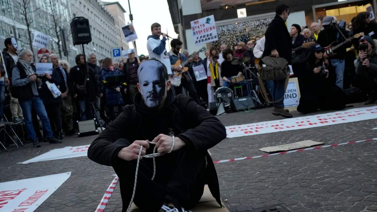 Activistas protestan en favor de Julian Assange en Milán, Italia