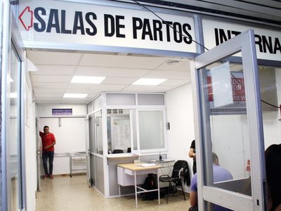 Denunciaron a una obstetra por “poner en riesgo a una mujer y su hijo” en un parto domiciliario