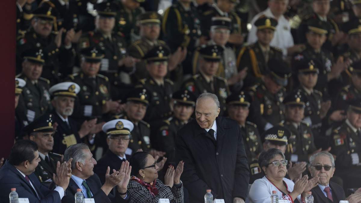 El fiscal Alejandro Gertz Manero en la celebración del Día de la Bandera